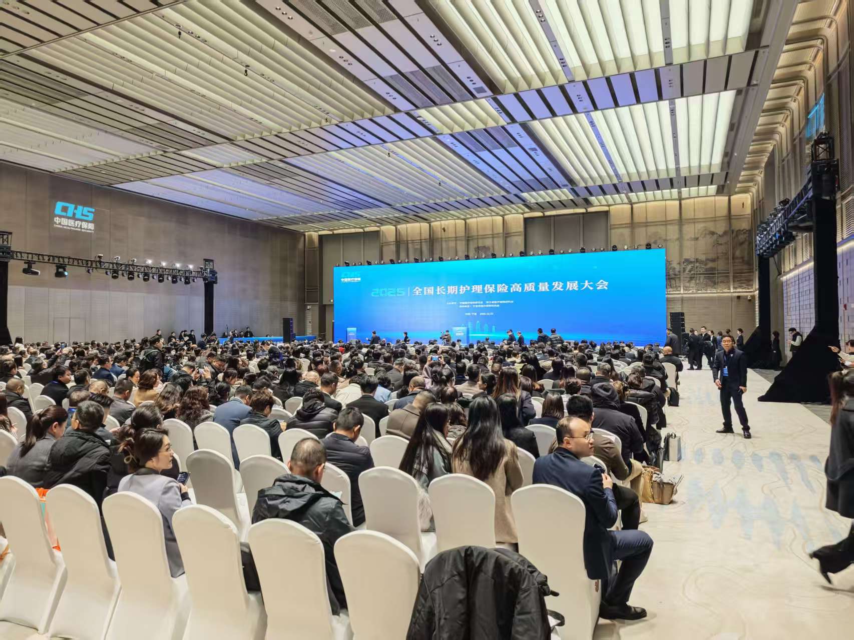 豪门国际科技亮相全国长护险高质量发展大会：PEO护理机器人首秀，引爆长护险智能化护理赛道